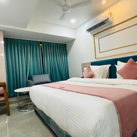 Hotel The Vital 수라트 외부 사진