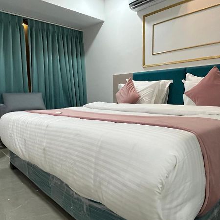 Hotel The Vital 수라트 외부 사진