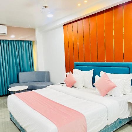 Hotel The Vital 수라트 외부 사진
