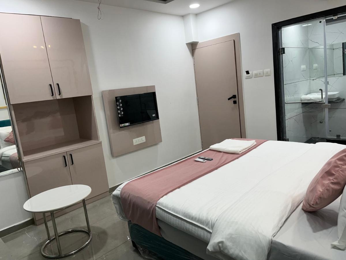 Hotel The Vital 수라트 외부 사진