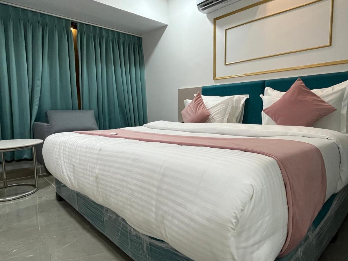 Hotel The Vital 수라트 외부 사진