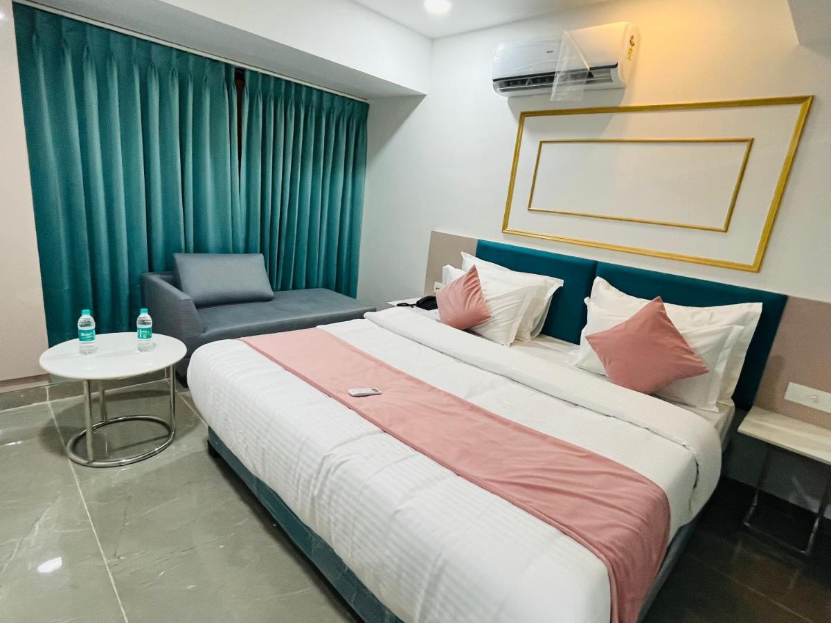 Hotel The Vital 수라트 외부 사진