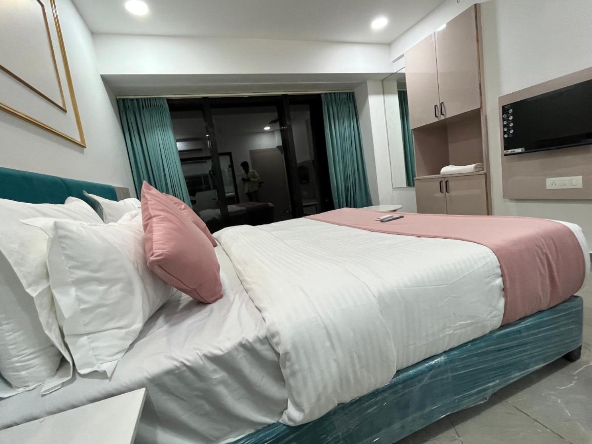 Hotel The Vital 수라트 외부 사진