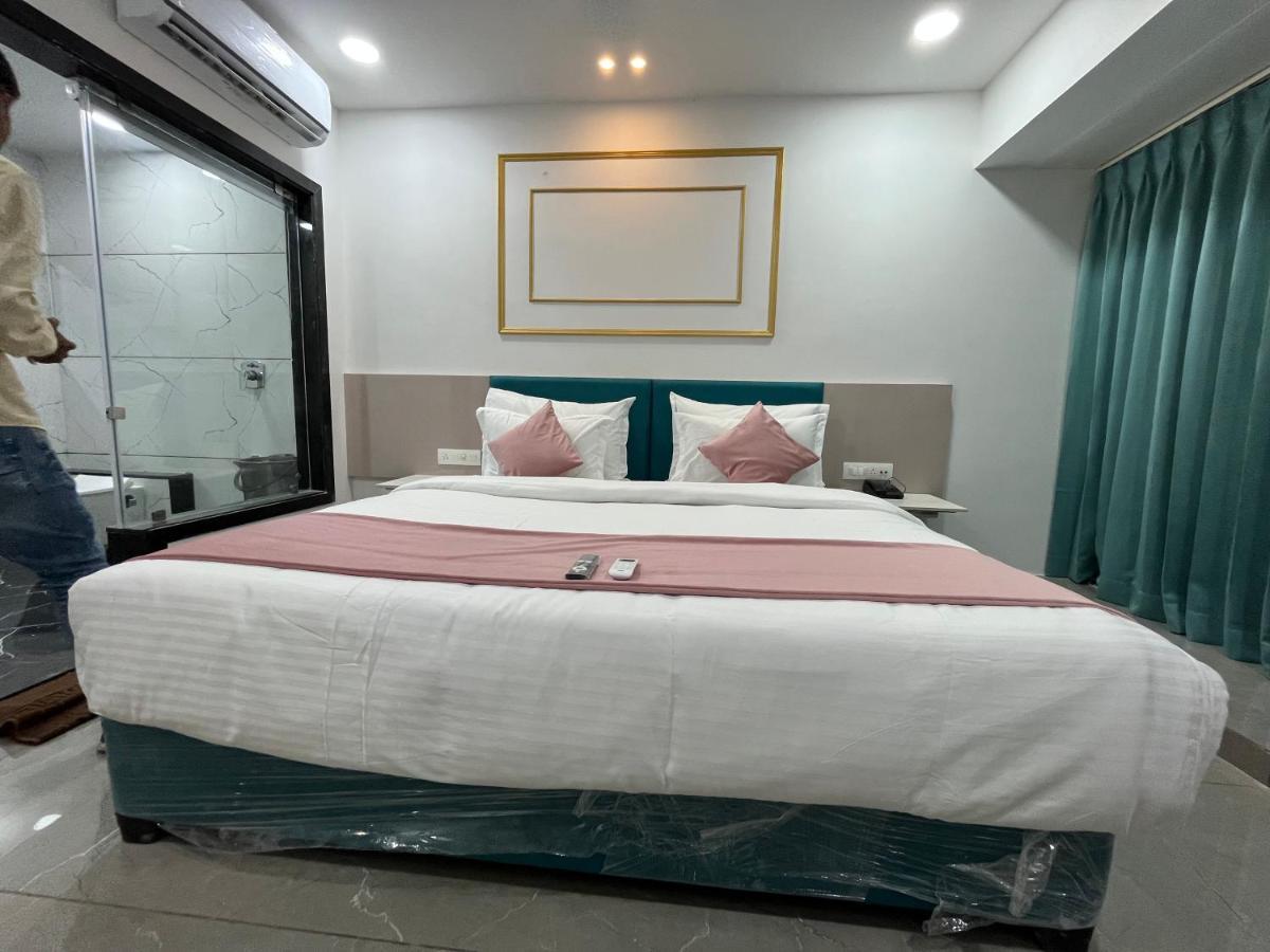 Hotel The Vital 수라트 외부 사진