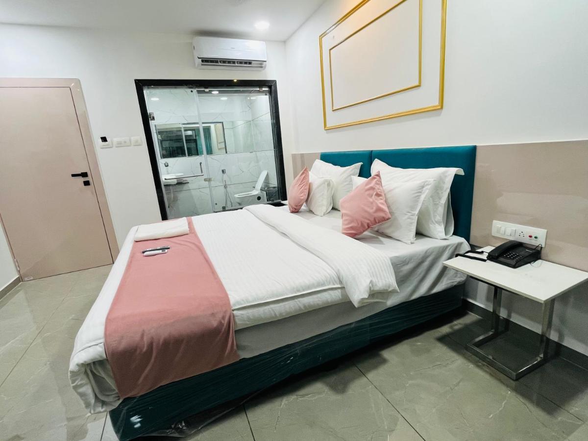 Hotel The Vital 수라트 외부 사진