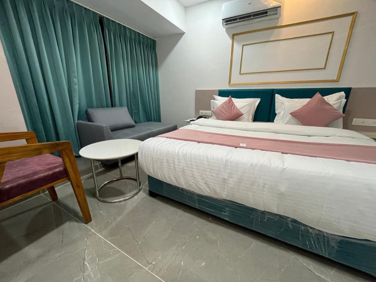 Hotel The Vital 수라트 외부 사진