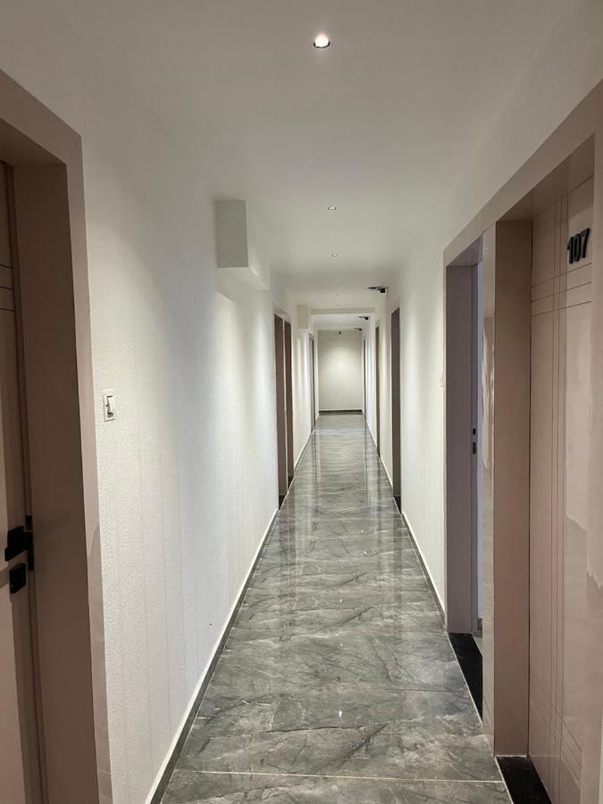 Hotel The Vital 수라트 외부 사진