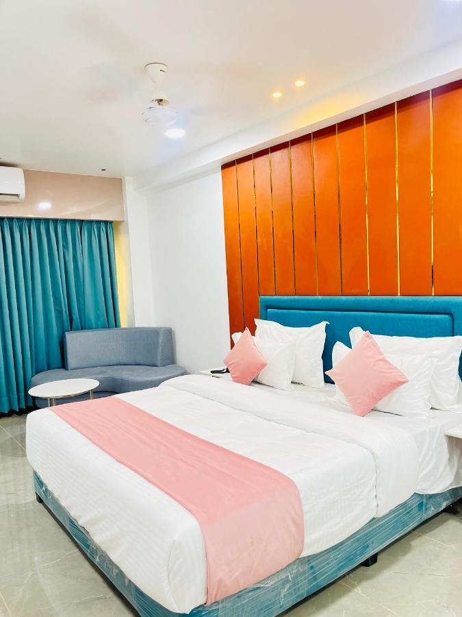 Hotel The Vital 수라트 외부 사진