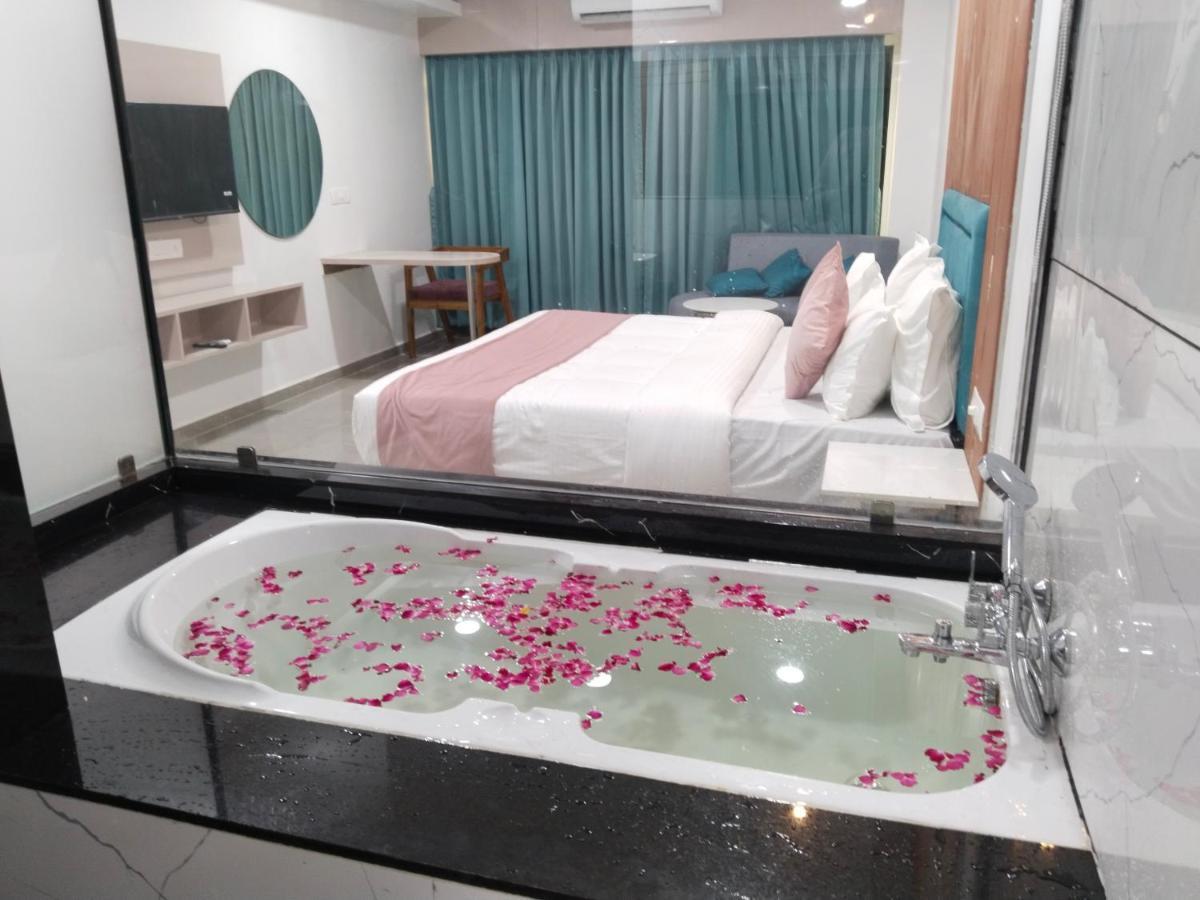 Hotel The Vital 수라트 외부 사진