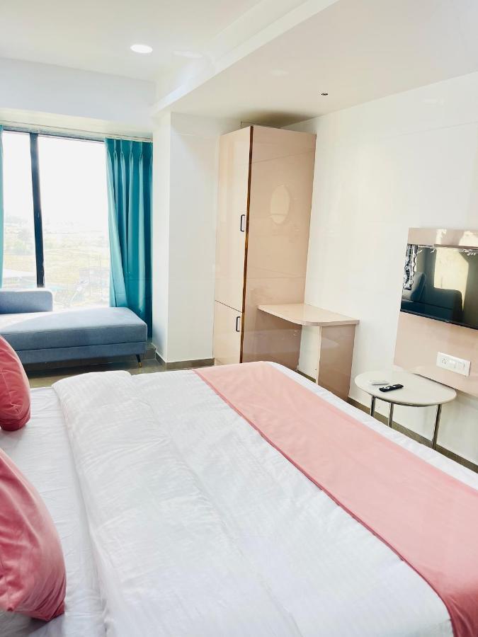 Hotel The Vital 수라트 외부 사진
