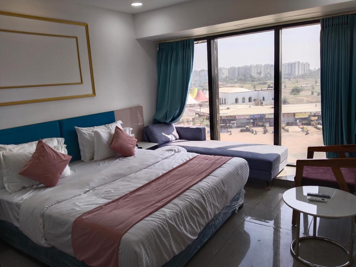 Hotel The Vital 수라트 외부 사진