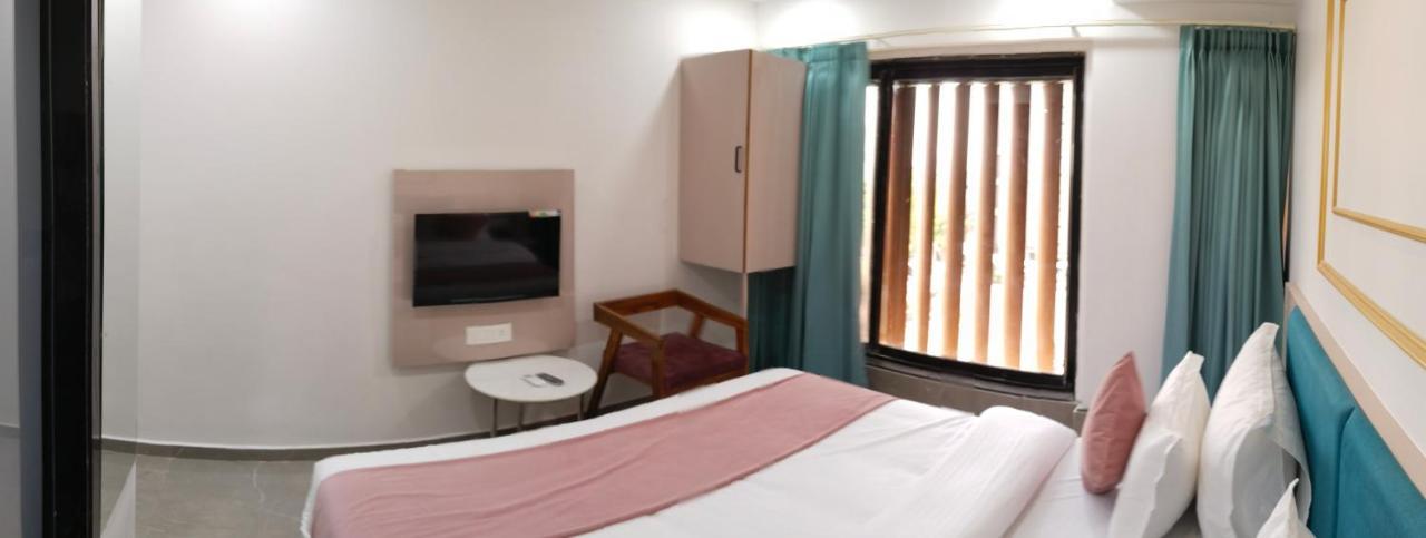 Hotel The Vital 수라트 외부 사진