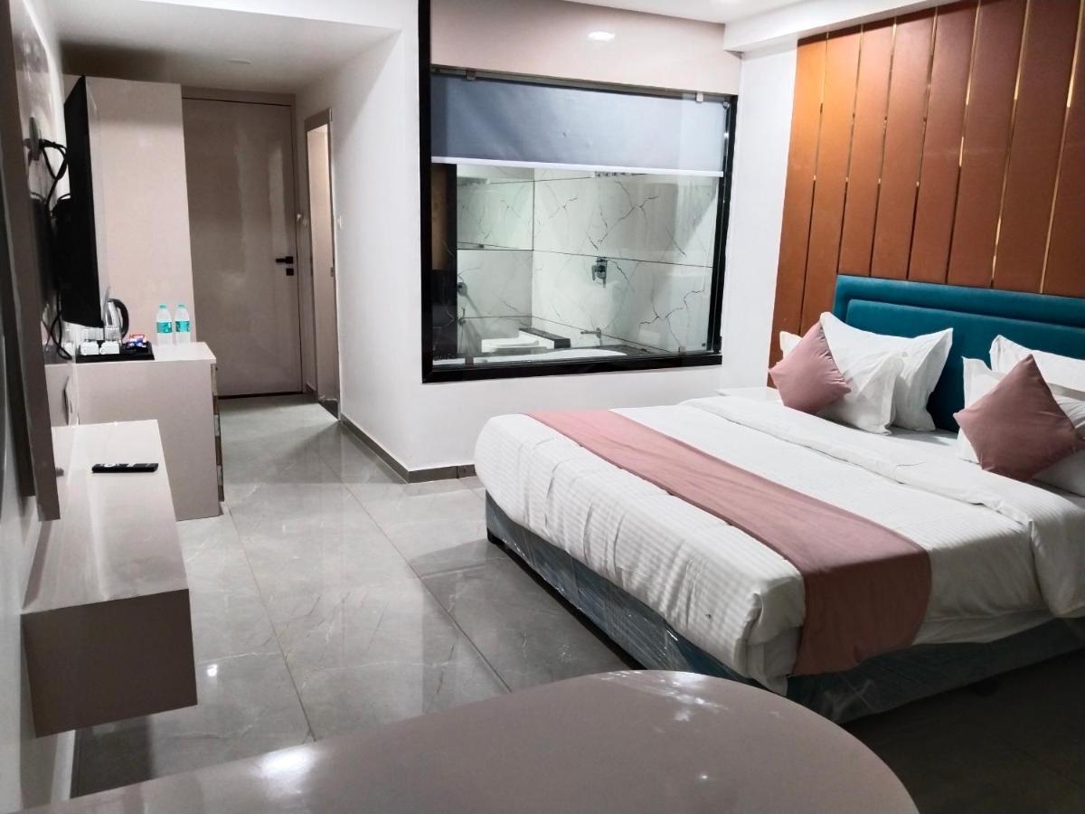 Hotel The Vital 수라트 외부 사진